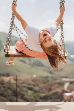 Kız dağlarda salıncakta sallanıyor