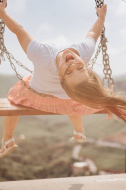 Kız dağlarda salıncakta sallanıyor