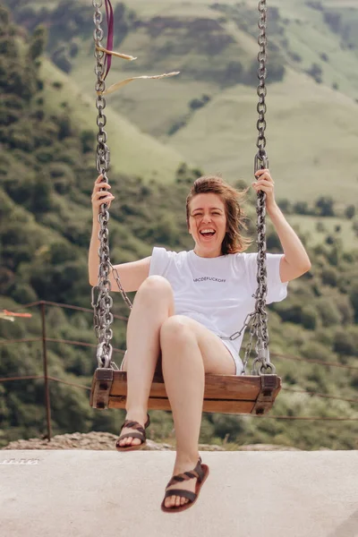 Mädchen Reitet Auf Schaukel Über Klippe Den Bergen — Stockfoto