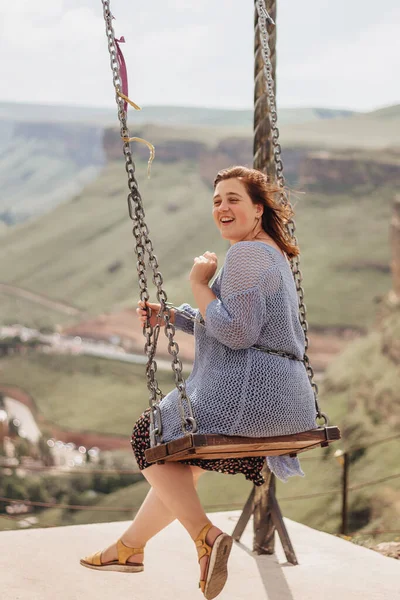 Mädchen Reitet Auf Schaukel Über Klippe Den Bergen — Stockfoto