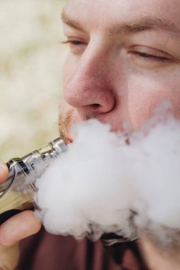 Sakallı adam yeleği. Yaklaş.