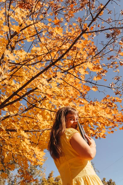 Mädchen Liest Ein Buch Einem Herbstlichen Park Unter Gelben Blättern — Stockfoto