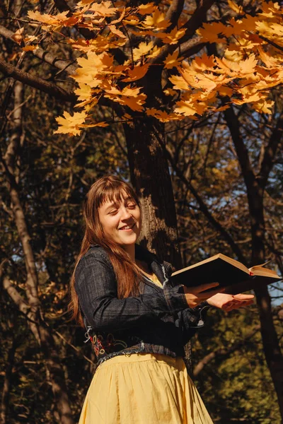 Menina Lendo Livro Parque Outono Sob Folhas Amarelas — Fotografia de Stock