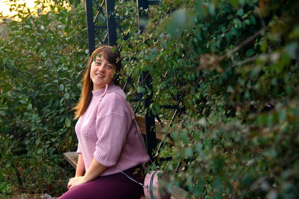 Ein Mädchen Sitzt Unter Einem Baum Mit Grünen Blättern — Stockfoto