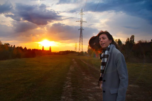 Menina Campo Contra Céu Por Sol — Fotografia de Stock