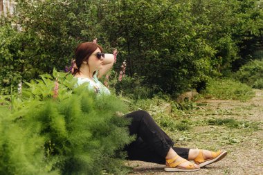 Açık yeşil bluzlu kızıl kız ve yeşil kotlu siyah kız.