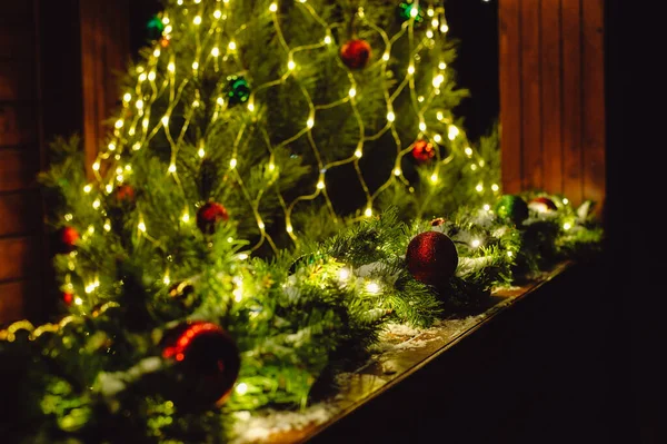 Dekoriert Mit Leuchtenden Lichtern Und Bunten Kugeln Weihnachtsbaum Elemente Der — Stockfoto