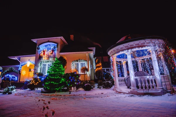 Haus Geschmückt Mit Weihnachtsbeleuchtung Und Dekorationen Einschließlich Weihnachtsmann Schneemann Und — Stockfoto