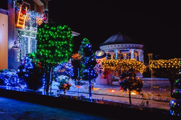 House Adorned Christmas Holiday Lights Decorations Including Santa Snowman Giant — Stock Photo, Image