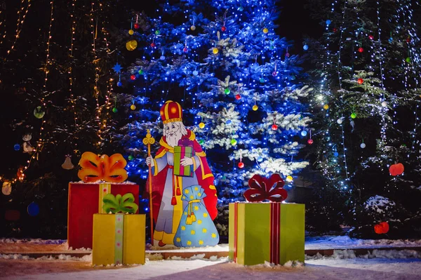 Bellissimo Grande Albero Natale Città Sotto Quale Spicca Figura San — Foto Stock