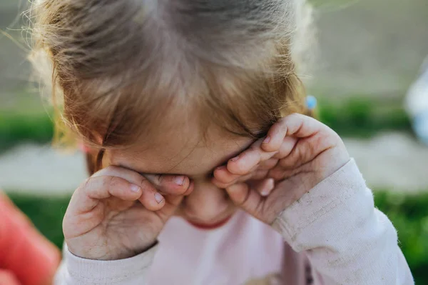 Dışarıda ağlayan ve çığlık atan sevimli sarışın bebek portresi. Evsiz çocuk. Çocuklara karşı şiddet ve istismar kavramı.