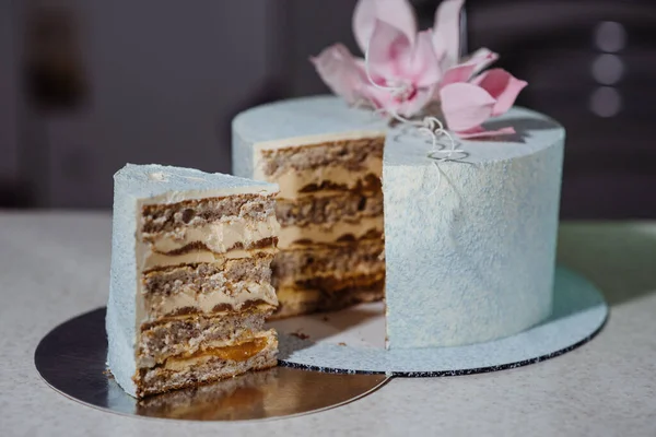 Köstlicher Kiewer Kuchen Mit Schokoladenvelor Überzogen Und Mit Zuckerblumen Dekoriert — Stockfoto