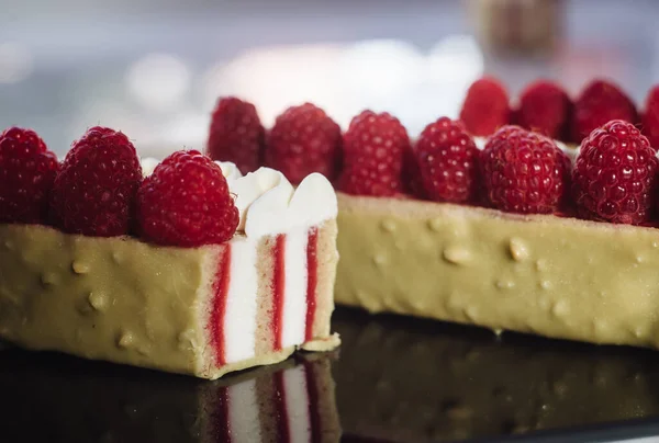 Appetitliches Pistazien Dessert Mit Himbeeren Sektion Scheibe Köstliches Dessert Moussekuchen — Stockfoto