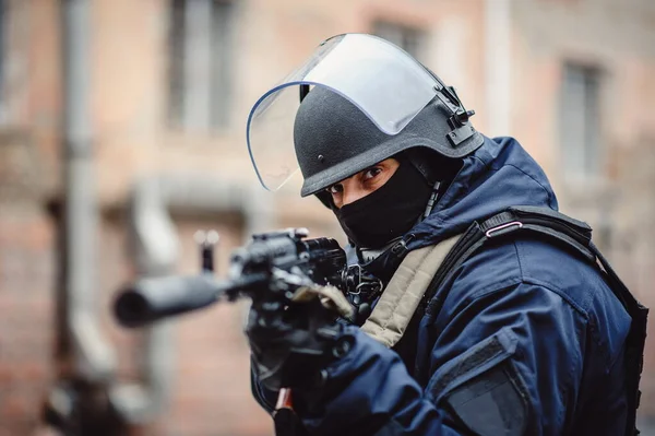 Polis Polisman Med Vapen Och Hjälm Som Poserar Framför Kameran — Stockfoto