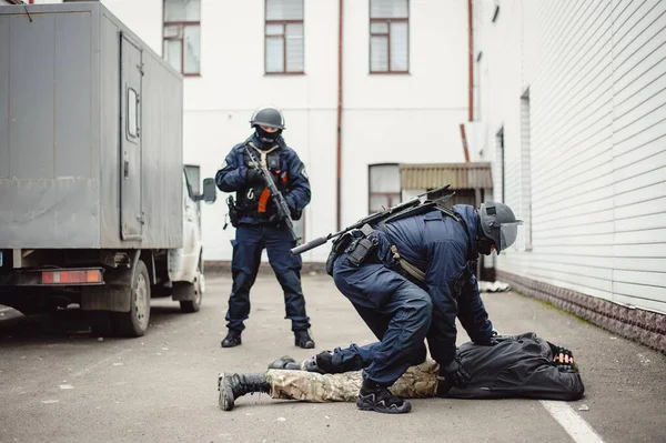 Två Poliser Med Maskingevär Griper Gärningsmannen Specialstyrkor — Stockfoto