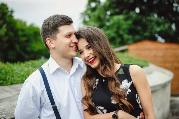 Casal Feliz Amoroso Homem Beija Menina Homem Uma Mulher Caminhar — Fotografia de Stock