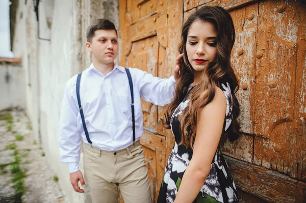 Joven Hombre Endereza Pelo Amada Chica Sobre Fondo Las Viejas — Foto de Stock