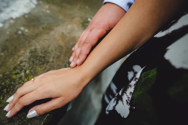 Handen Van Twee Geliefden Een Man Houdt Het Meisje Bij — Stockfoto