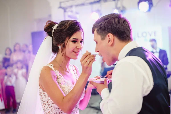 Noiva Noivo Está Cortando Seu Bolo Casamento Banquete Casamento Mãos — Fotografia de Stock