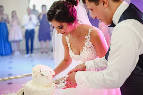 Braut Und Bräutigam Schneiden Beim Hochzeitsbankett Ihre Rustikale Hochzeitstorte — Stockfoto