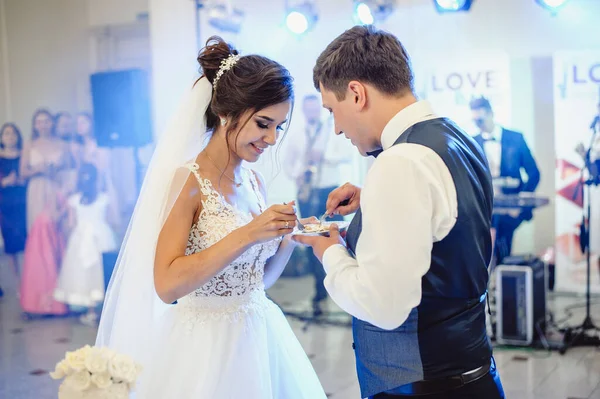 Noiva Noivo Está Cortando Seu Bolo Casamento Banquete Casamento Mãos — Fotografia de Stock