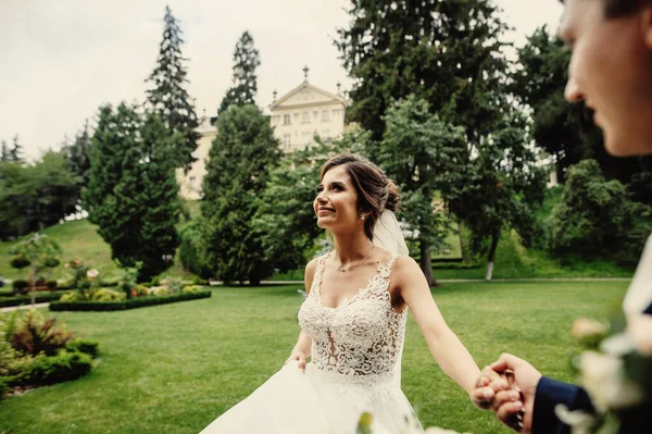 Retrato Uma Noiva Sorridente Com Lindo Buquê Casamento Segurado Pela — Fotografia de Stock