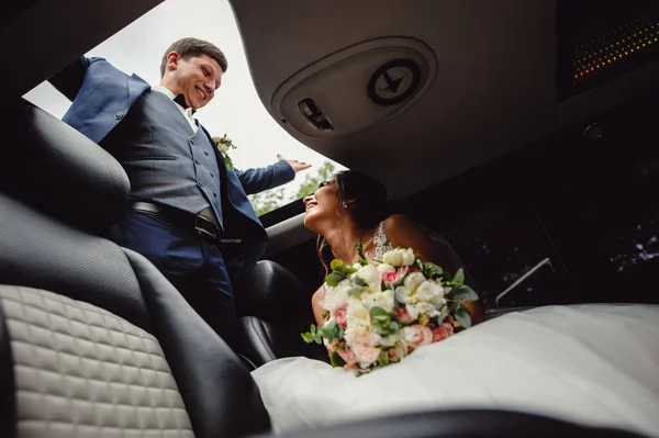 Mooi Bruidspaar Rijdt Een Luxe Limousine Met Een Open Luik — Stockfoto