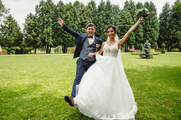 Retrato Uma Noiva Sorridente Com Lindo Buquê Casamento Segurado Pela — Fotografia de Stock