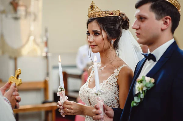 在基督教教堂举行的婚礼上 精神伴侣 新娘和新郎手持蜡烛 — 图库照片