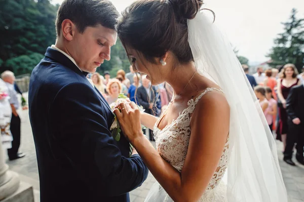 Noiva Vestido Branco Põe Noivo Jaqueta Casamento Boutonniere Conceito Casamento — Fotografia de Stock