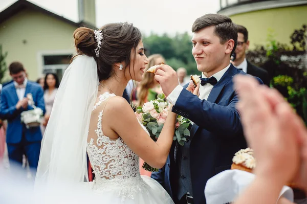 新娘和新郎吃传统面包的特写照片 乌克兰和俄罗斯的婚礼仪式 加盐的婚礼面包 — 图库照片