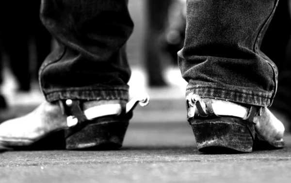 Пара або ковбойські черевики зі срібними вінтажними шпорами — стокове фото
