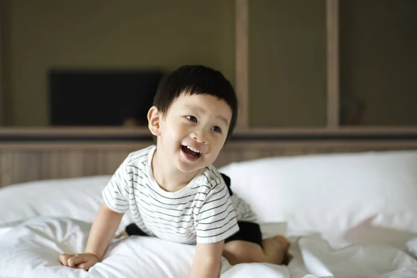 Niño Años Vestido Con Camiseta Rayada Son Relajantes Jugando Cama — Foto de Stock