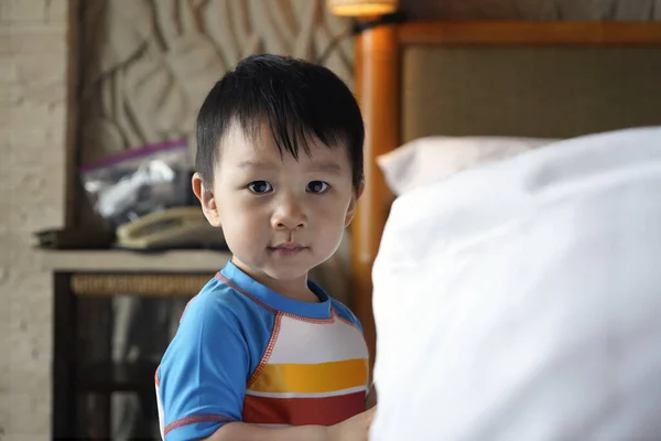 Yaşında Şirin Bir Bebeğin Portresi Renkli Bir Gömlek Giyer Kameraya — Stok fotoğraf