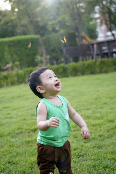 Großes Lächelndes Kind Während Allein Mit Schmetterlingen Garten Spielt Kleiner — Stockfoto