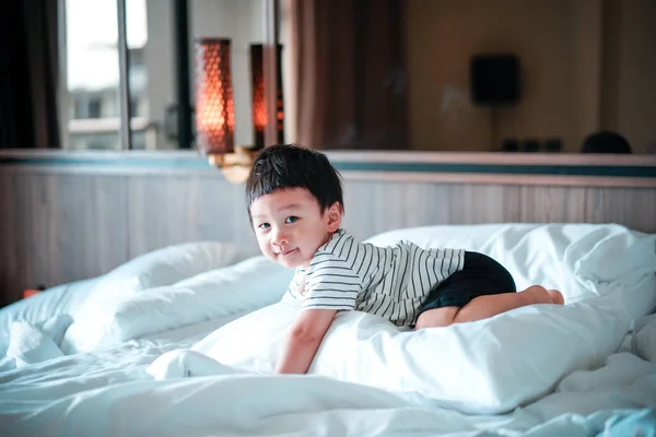 Jähriger Kleiner Junge Gestreiftem Shirt Entspannt Sich Und Legt Sich — Stockfoto