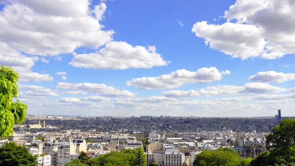 街の風景のパノラマビュー 街中の曇り空のパノラマビュー — ストック写真
