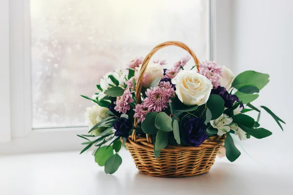 Καλάθι με λουλούδια στο παράθυρο, εκλεκτής ποιότητας χρώματα — Φωτογραφία Αρχείου