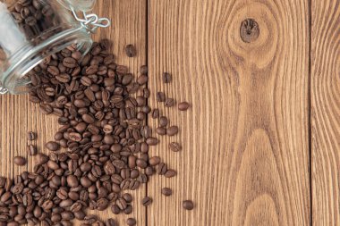 Kahve çekirdekli cam kavanoz ahşap masa. Üst görünüm. 