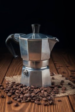 Kahve makinası ve kahve çekirdekleri.