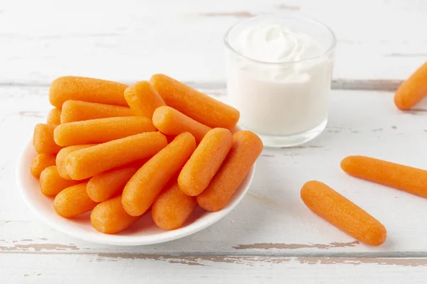 Pequeños Trozos Pelados Zanahoria Plato Blanco Con Salsa Sobre Mesa — Foto de Stock