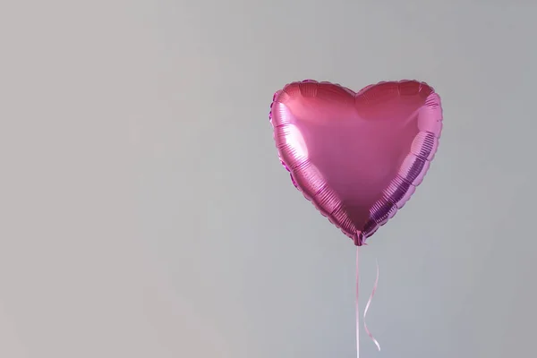 Roze Ballon Vorm Van Een Hart Tegen Achtergrond Van Een — Stockfoto