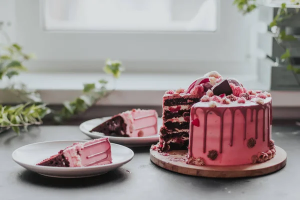 Couper Gâteau Chocolat Avec Crème Rose Glacer Saupoudré Bonbons Morceau — Photo