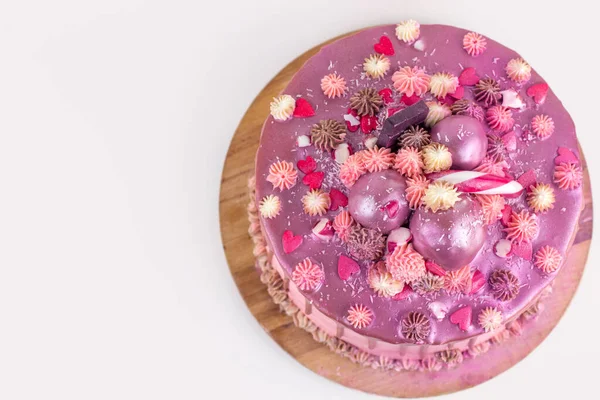 Κέικ Ροζ Κρέμα Και Κερασάκι Πασπαλισμένο Γκλίτερ Και Γλυκά Σχήμα Εικόνα Αρχείου