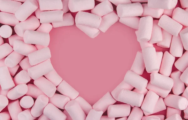 Roze Marshmallows Gelegd Vorm Van Een Hart Een Roze Achtergrond — Stockfoto