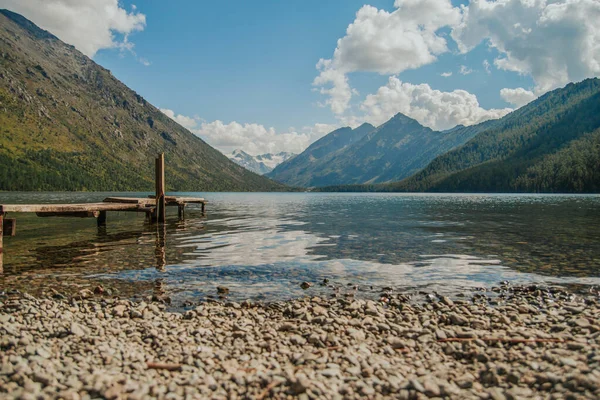 Ορεινή Λίμνη Στη Δημοκρατία Του Αλτάι Γαλάζια Λίμνη Στα Βουνά Εικόνα Αρχείου