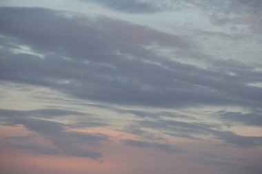 Gün batımından önce bulutlu gökyüzü. Doku. Geçmişi. Bir yazıt için yer.