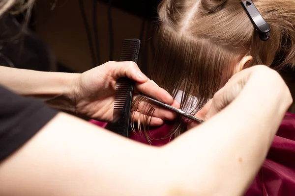 Una Niña Rubia Años Corta Pelo Una Peluquería Cuidado Del — Foto de Stock