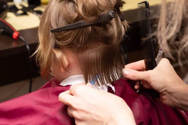 Una Niña Rubia Años Corta Pelo Una Peluquería Cuidado Del — Foto de Stock