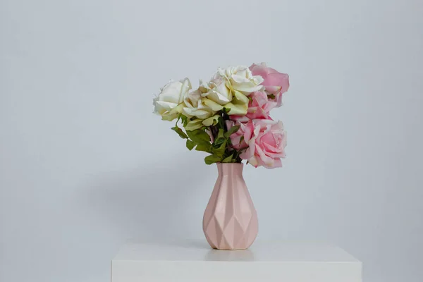 Pinkfarbene Vase Mit Blumen Auf Dem Tisch Auf Weißem Hintergrund — Stockfoto